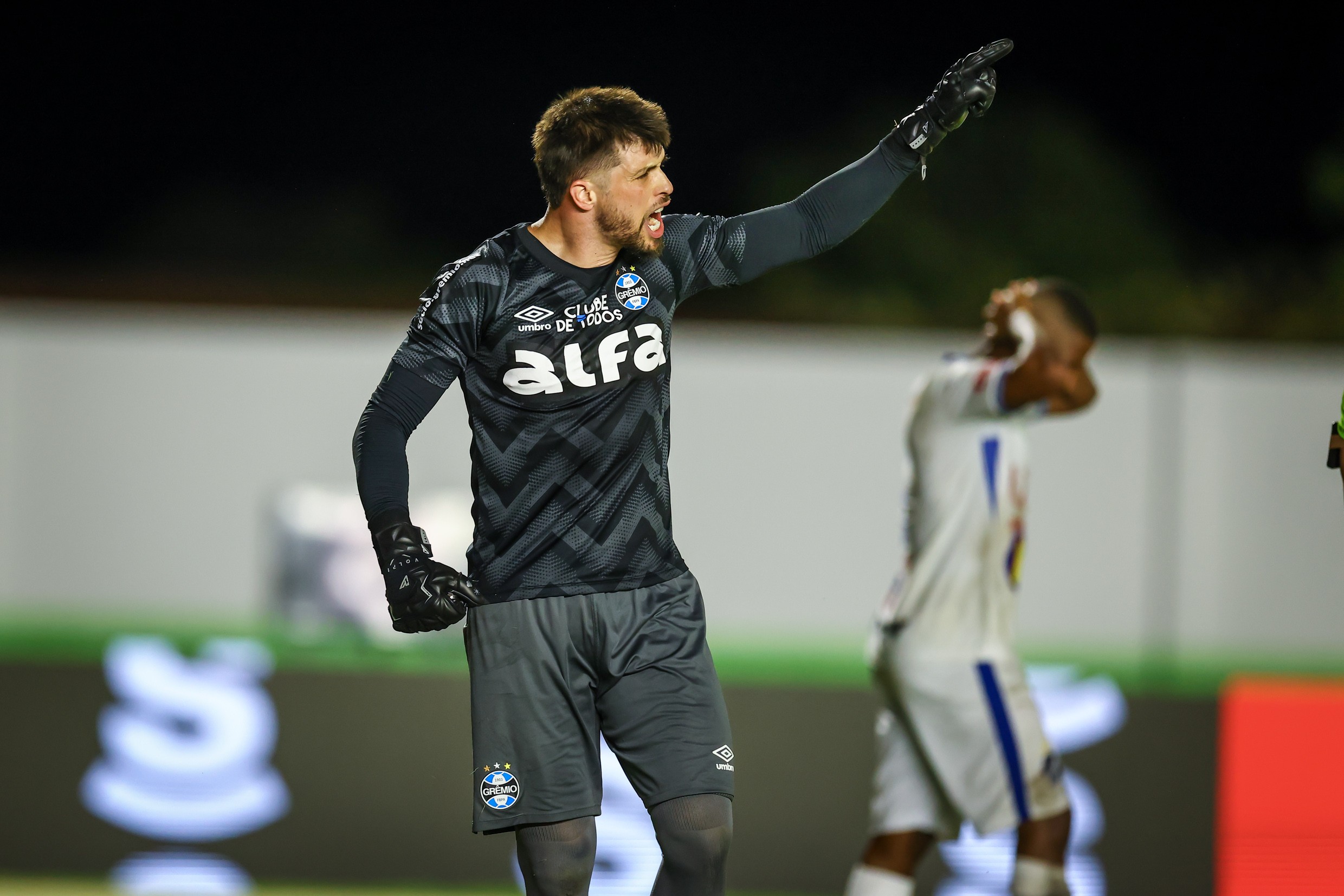 Estreante olivera e Volpi se destacam em partida decisiva pelo Grêmio.
