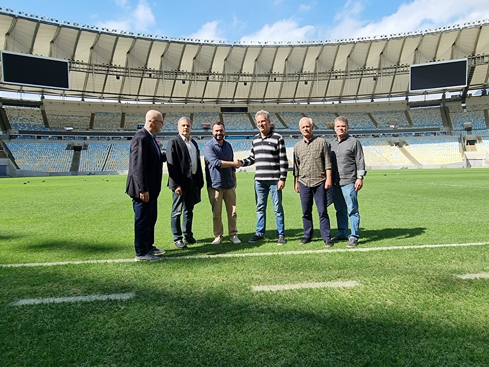 Mário Bittencourt e Rodolfo Landim celebram a vitória na concessão do Maracanã — Foto: Divlugação/Fluminense
