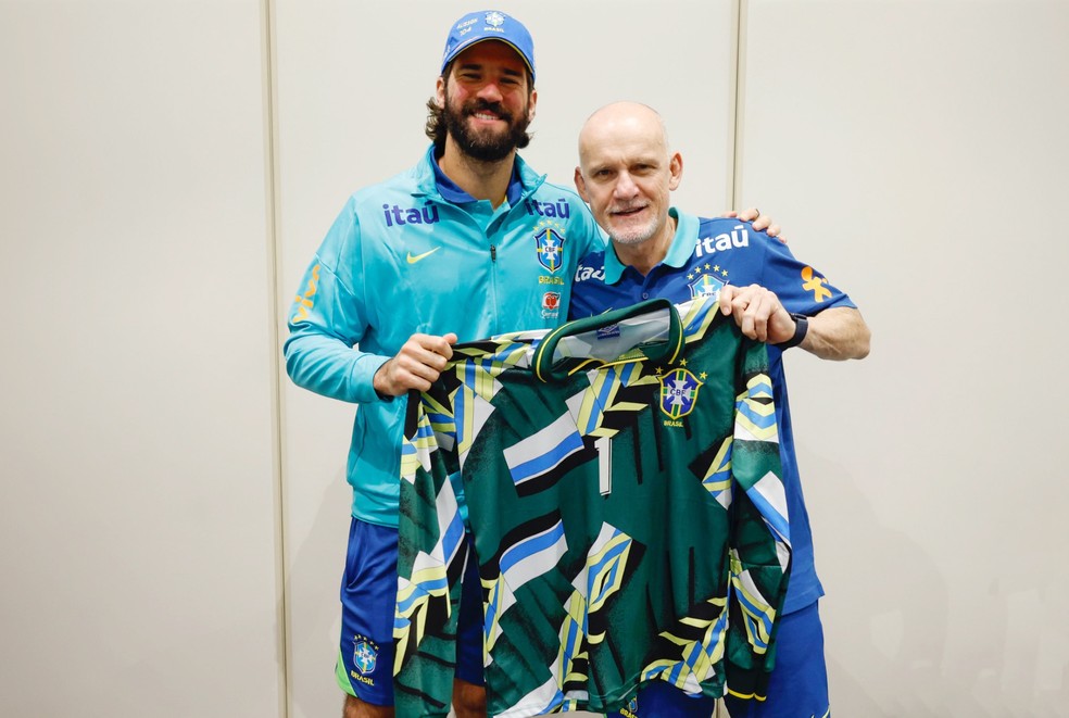 Entre recordes, origens e amizade, Alisson e Taffarel percorrem rota por mais uma Copa na Seleção