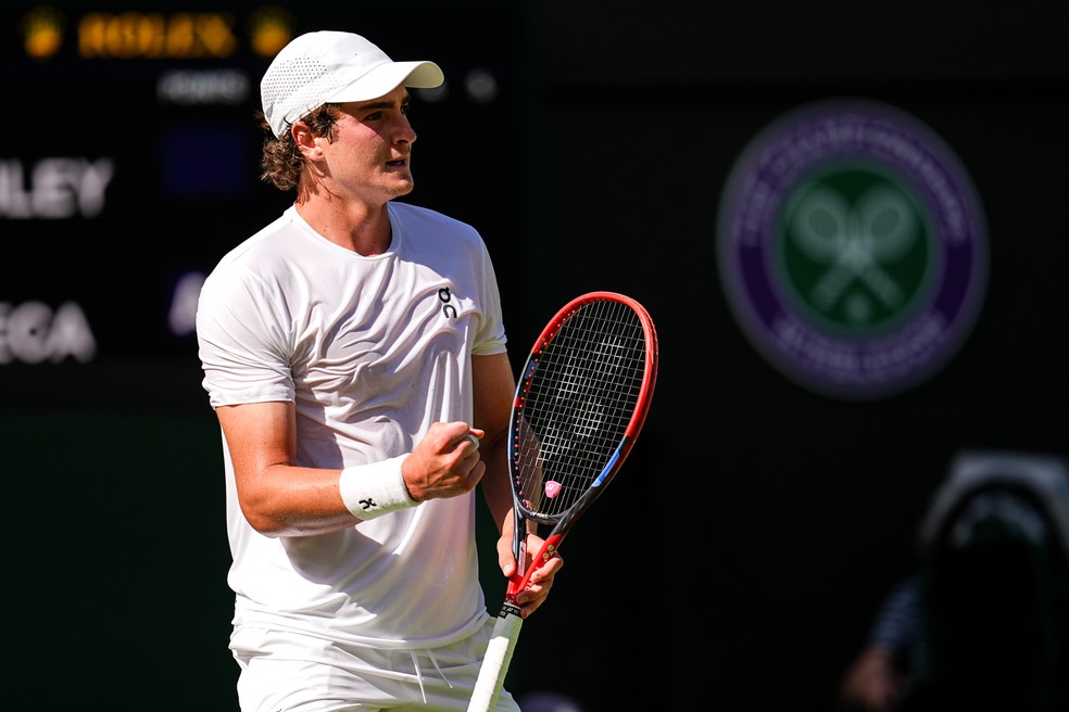 João Fonseca vibra na segunda rodada de Wimbledon — Foto: Shi Tang/Getty Images