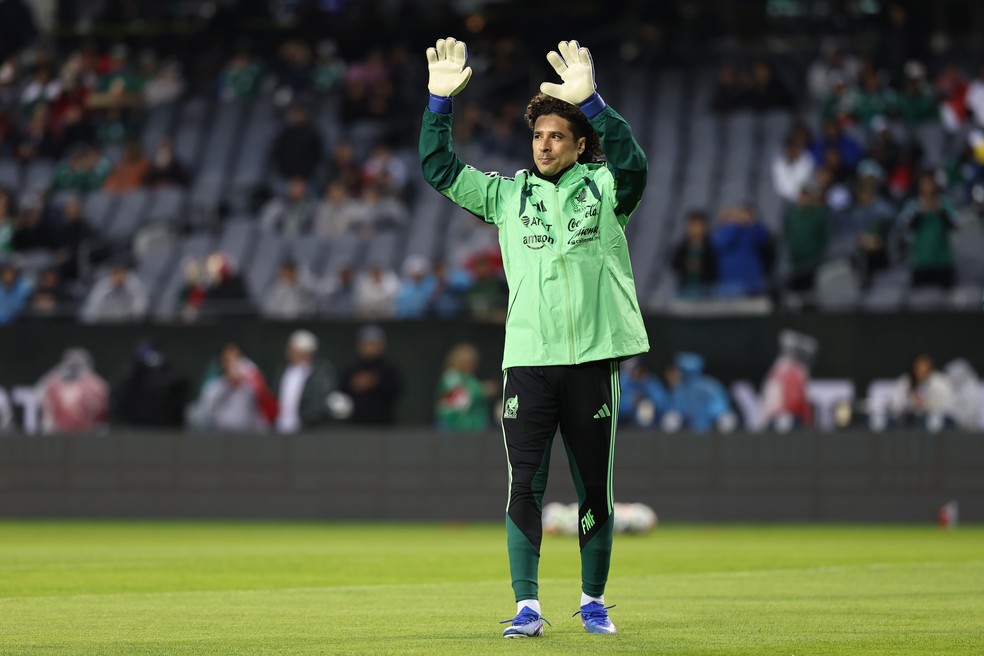 Ochoa em amistoso - despedida Copa do Mundo