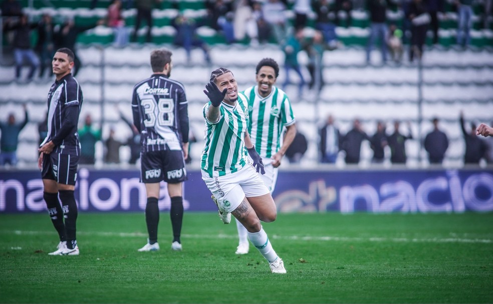 Ponte Preta em lance no jogo contra o Juventude
