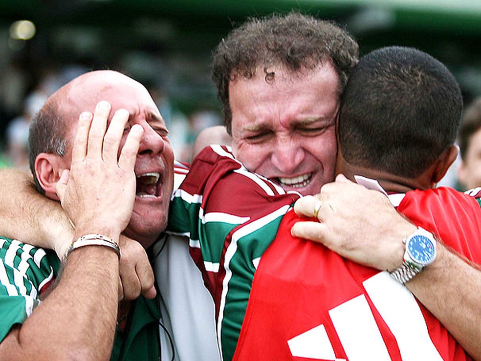 Ronaldo Torres e Cuca choram após fuga do rebaixamento — Foto: ge