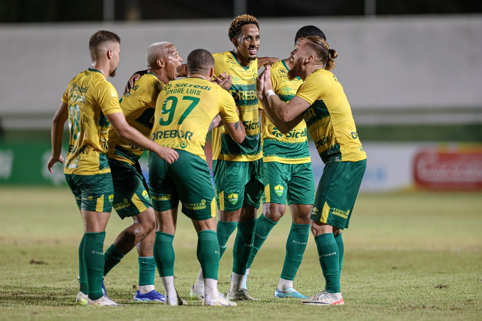 Deyverson e Pitta provocam Mixto em comemoração do gol do Cuiabá — Foto: AssCom Dourado