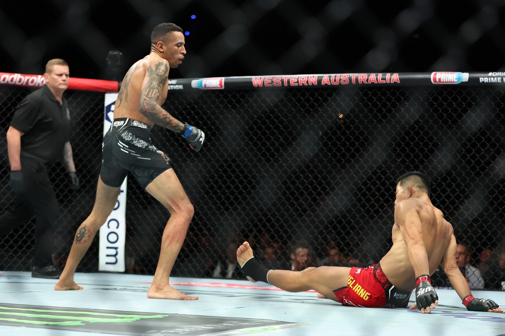 Carlos Prates nocauteia Li Jingliang no UFC 305 — Foto: Paul Kane/Getty Images