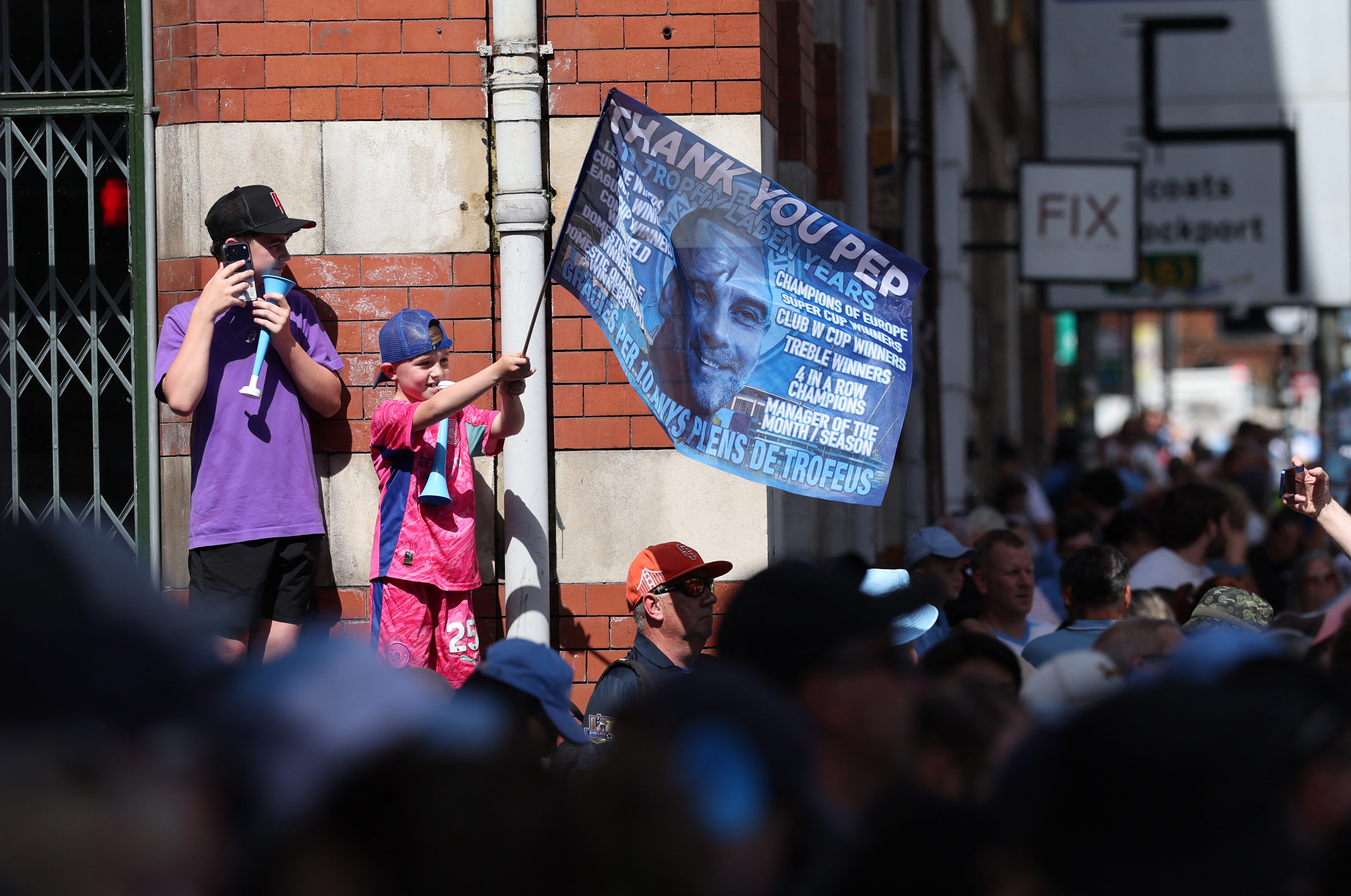 Guardiola se despede da torcida do Manchester City em desfile com últimas taças conquistadas