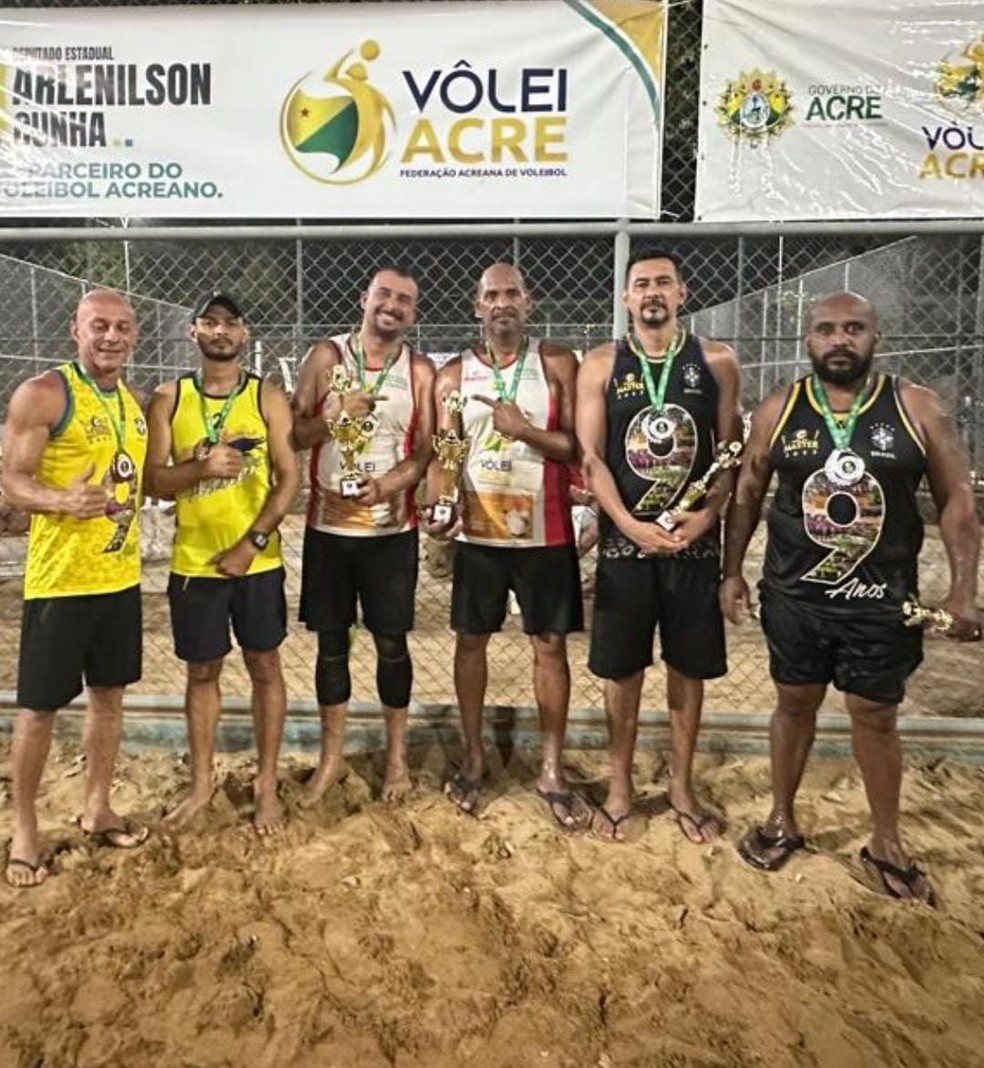 Pódio da categoria master masculino na 2ª etapa do Acreano de Vôlei de Praia — Foto: Divulgação/Feav