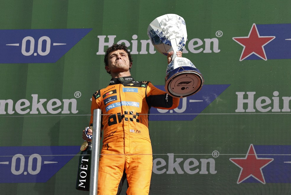 Lando Norris com o troféu de vencedor do GP da Holanda — Foto: Benoit Tessier/Reuters