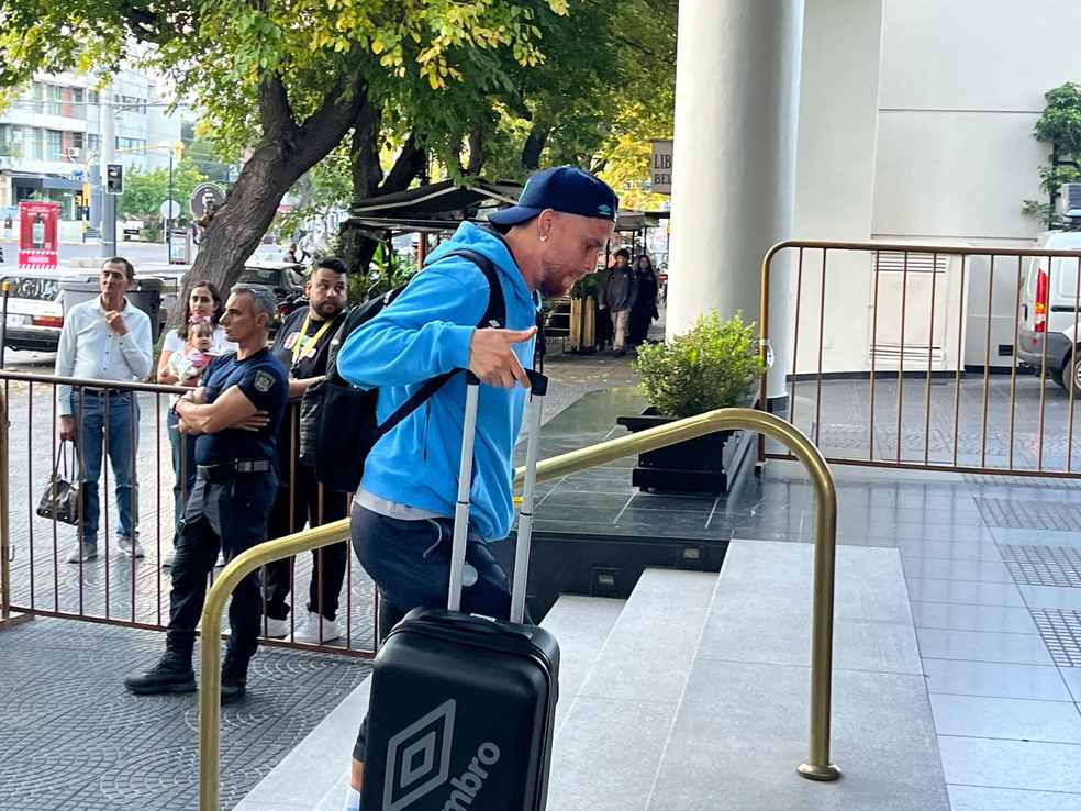 Cuéllar viajou e está apto para a partida em Mendoza — Foto: Bruno Halpern / RBS TV
