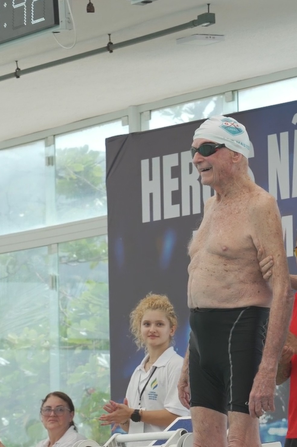 Recordista mundial, nadador de 102 anos impressiona em torneio master contra atletas mais jovens — Foto: Reprodução