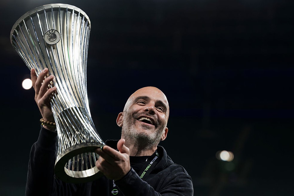 Enzo Maresca comemora a conquista da Conference League com o Chelsea — Foto: Getty Images