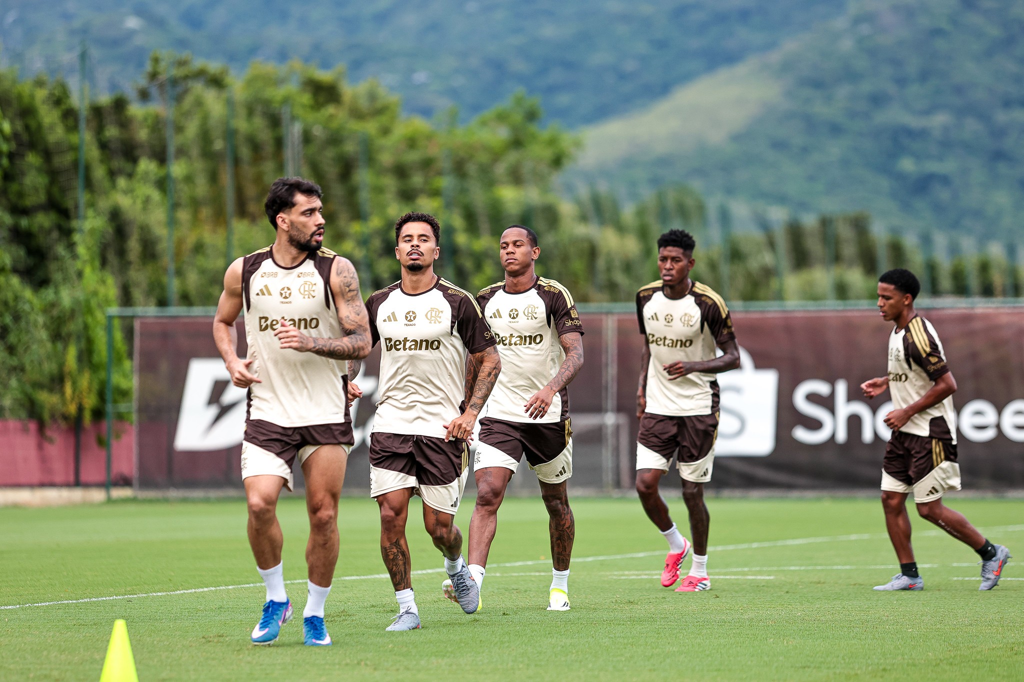 Flamengo acelera saídas na reta final da janela de transferências