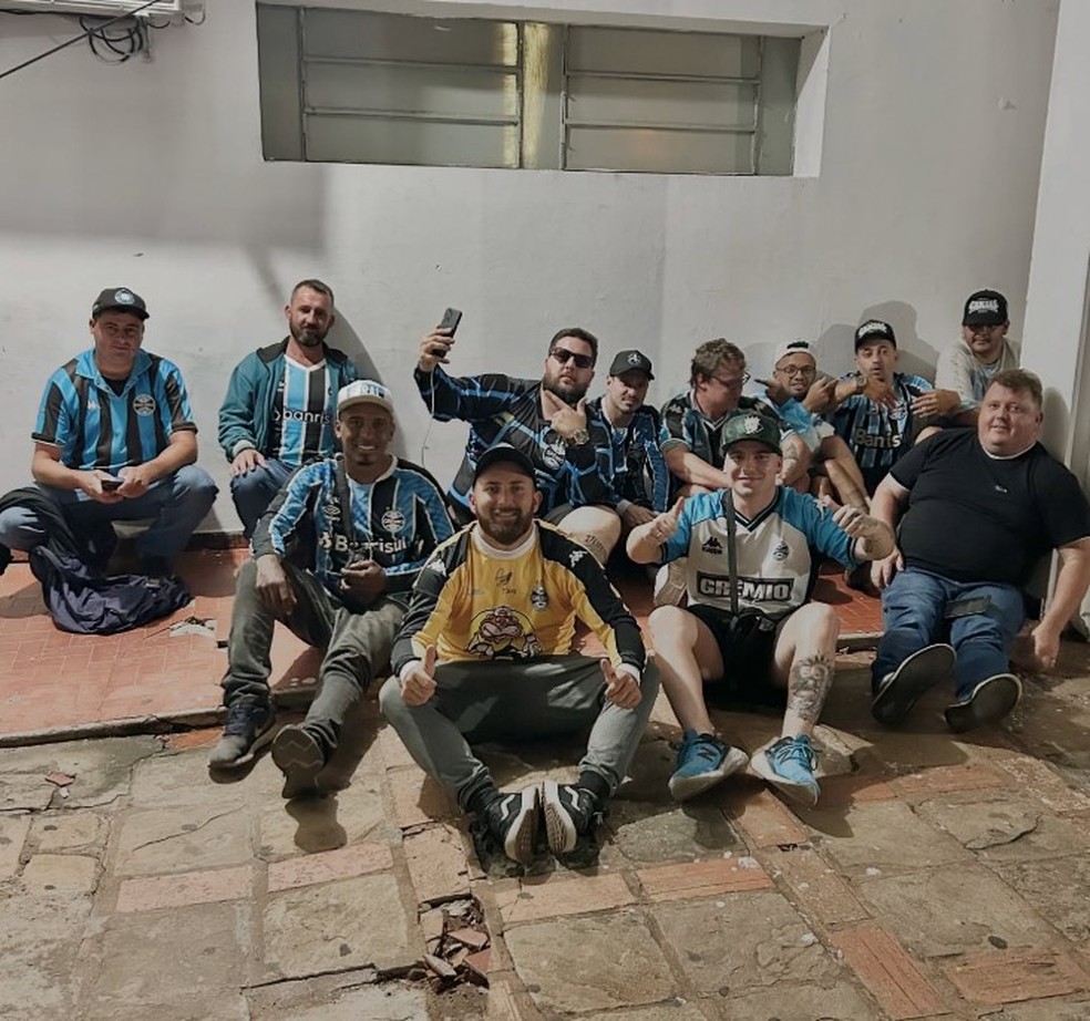 Torcedores Grêmio detidos Paraguai Assunção embriaguez Sul-Americana — Foto: Reprodução / @atedefuscanosiremos