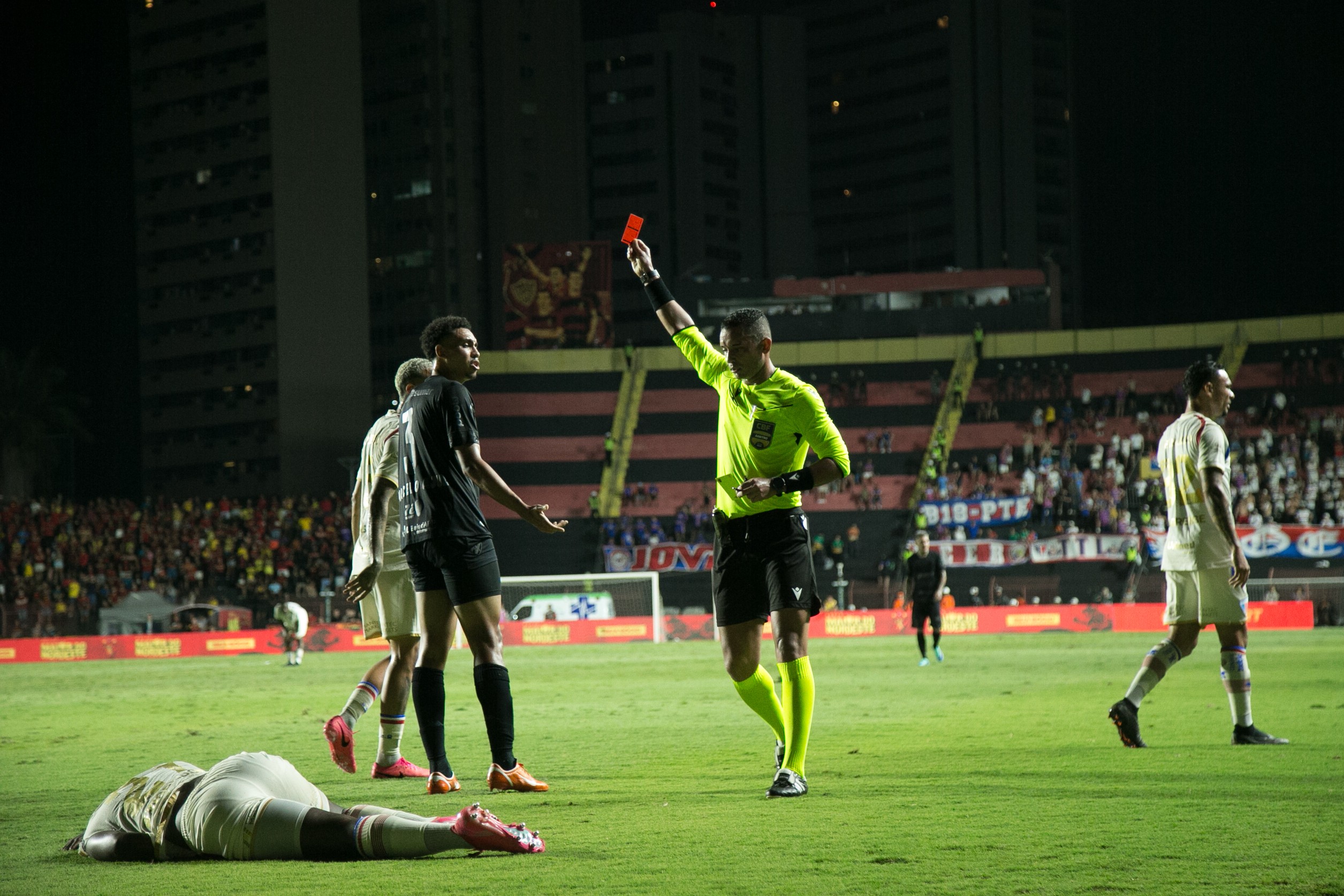 Sport x Fortaleza: Ajul é expulso, e Leão perde na Ilha; notas | Ge
