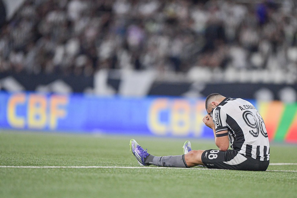 Arthur Cabral demonstrando frustração em um jogo do Botafogo.
