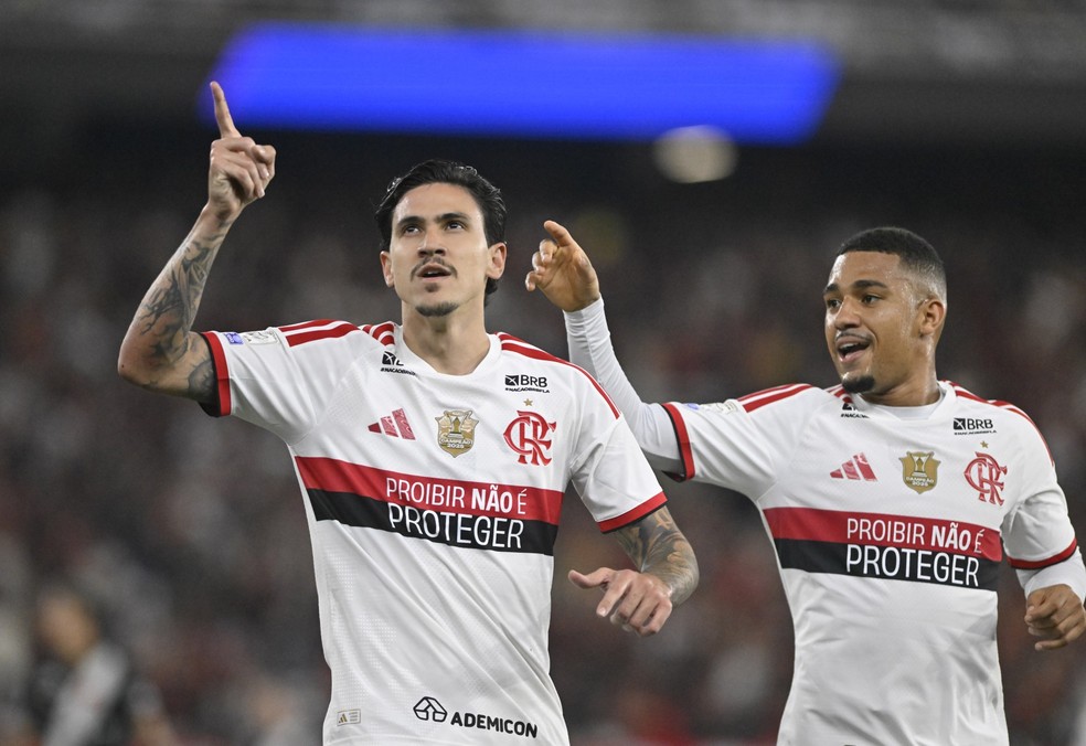 Pedro e Samuel Lino comemoram gol em Vasco x Flamengo � Foto: Andr� Dur�o