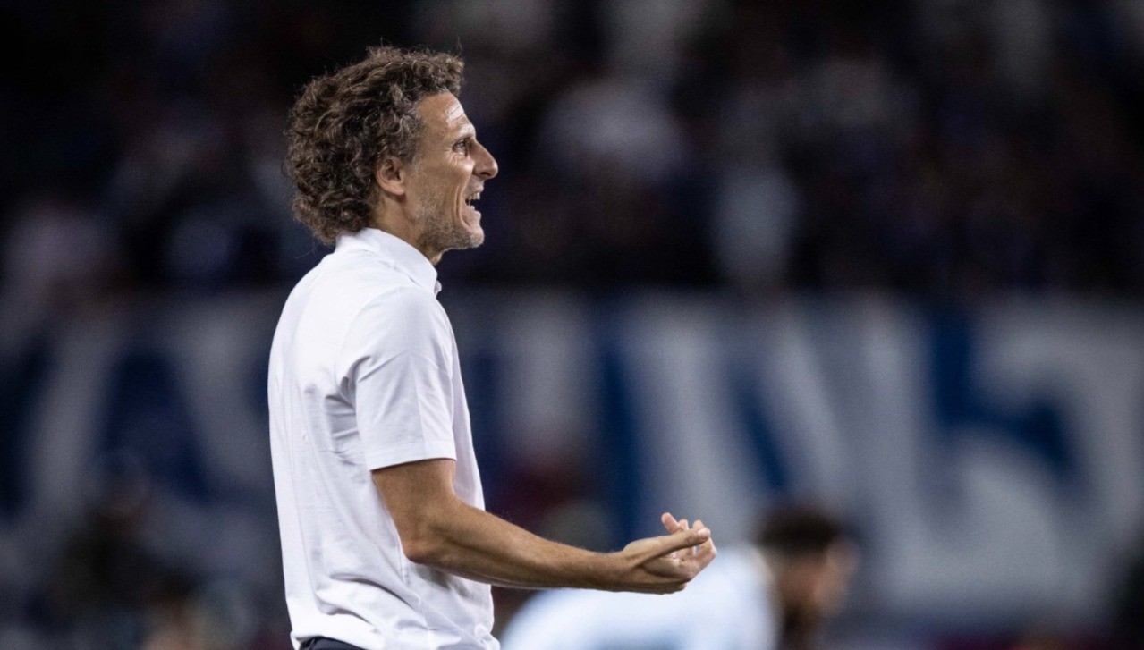 Jogadores uruguaios e japoneses em campo durante amistoso