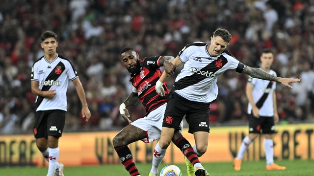 vegetti disputa lance com gerson em flamengo x vasco