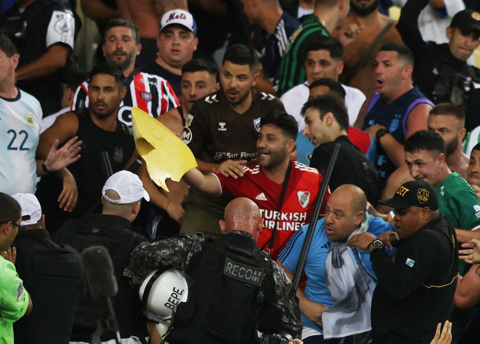Briga em Brasil x Argentina deixa cadeiras danificadas no Maracanã, seleção brasileira