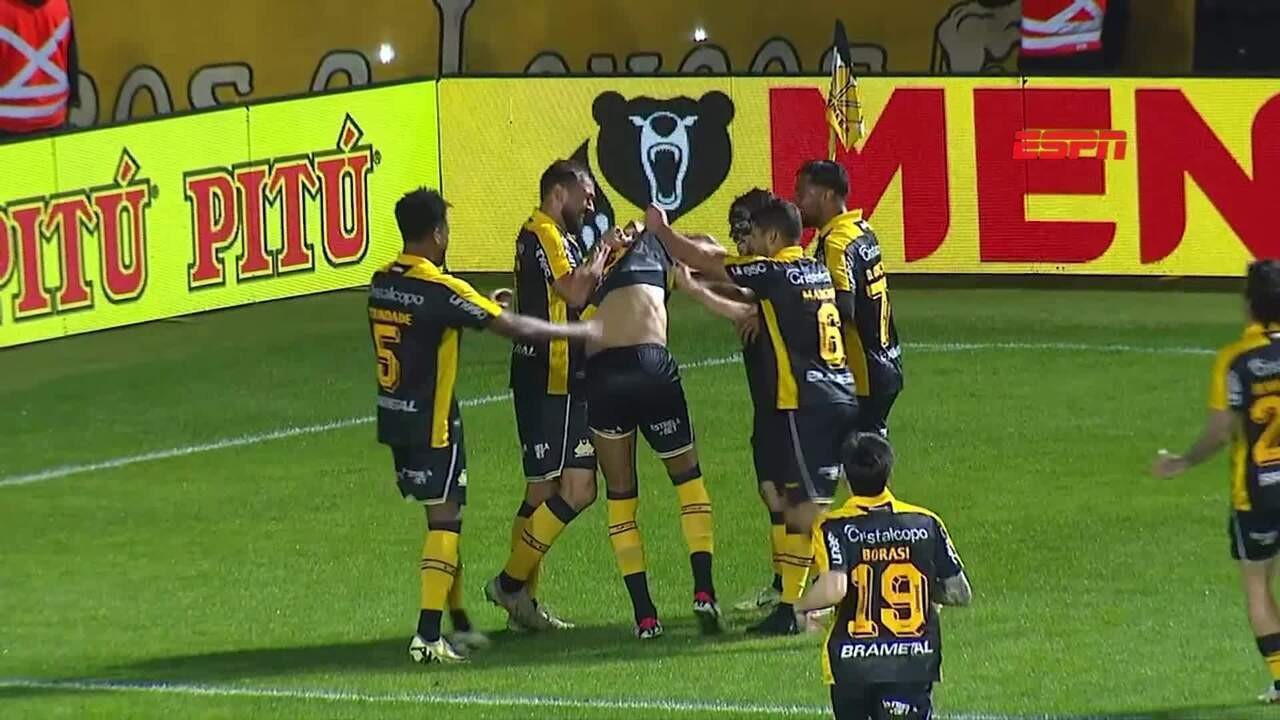 Léo e Kauã Moraes saem lesionados em derrota do Athletico