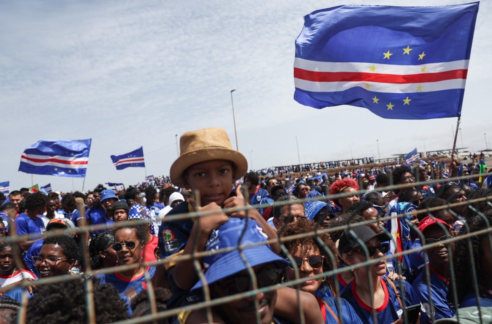 Criança junto à multidão no aeroporto de Praia para receber seleção de Cabo Verde — Foto: REUTERS/Sodiq Adelakun