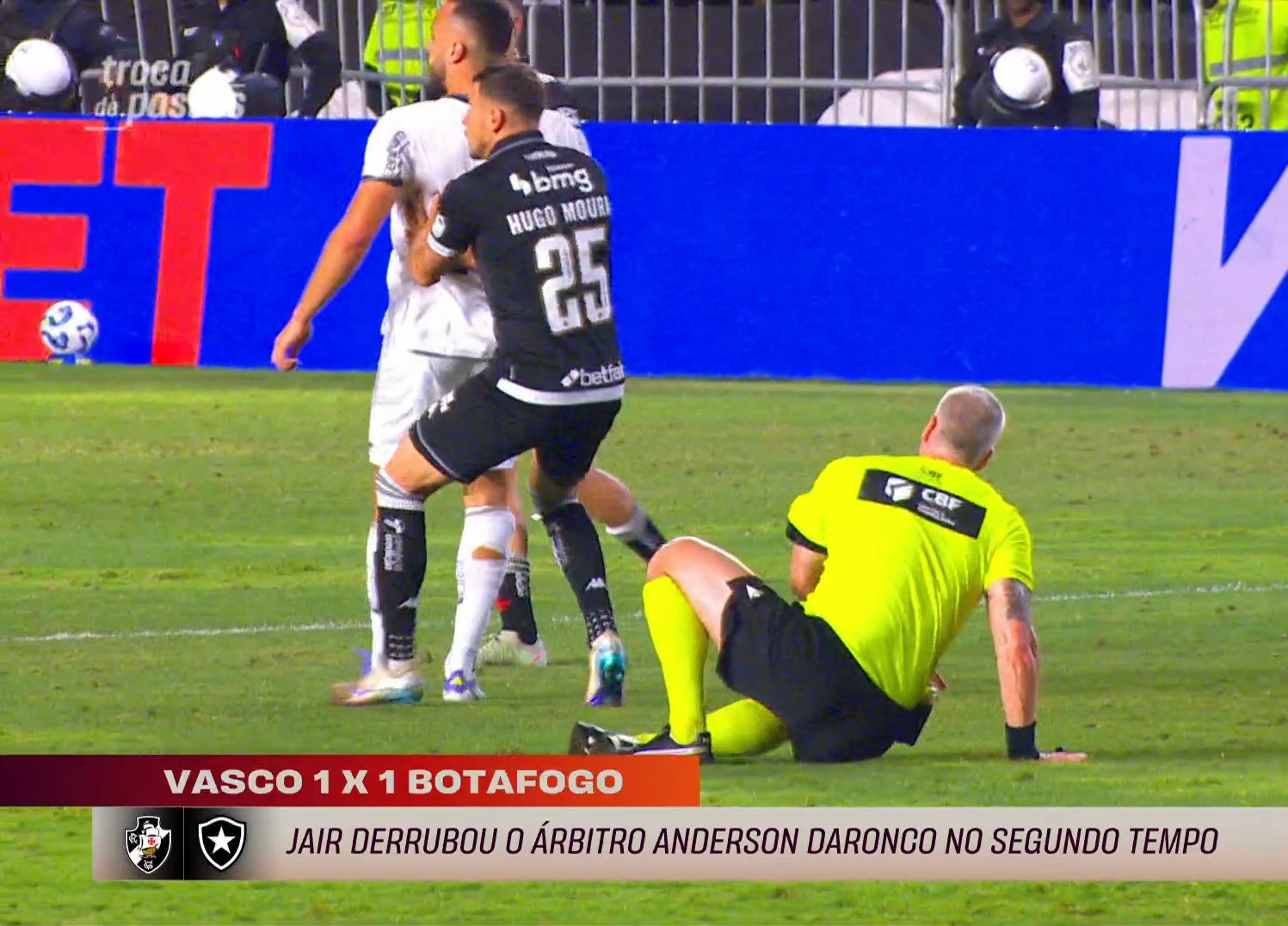 Foi falta? Jair derruba árbitro Daronco em Vasco x Botafogo veja lance