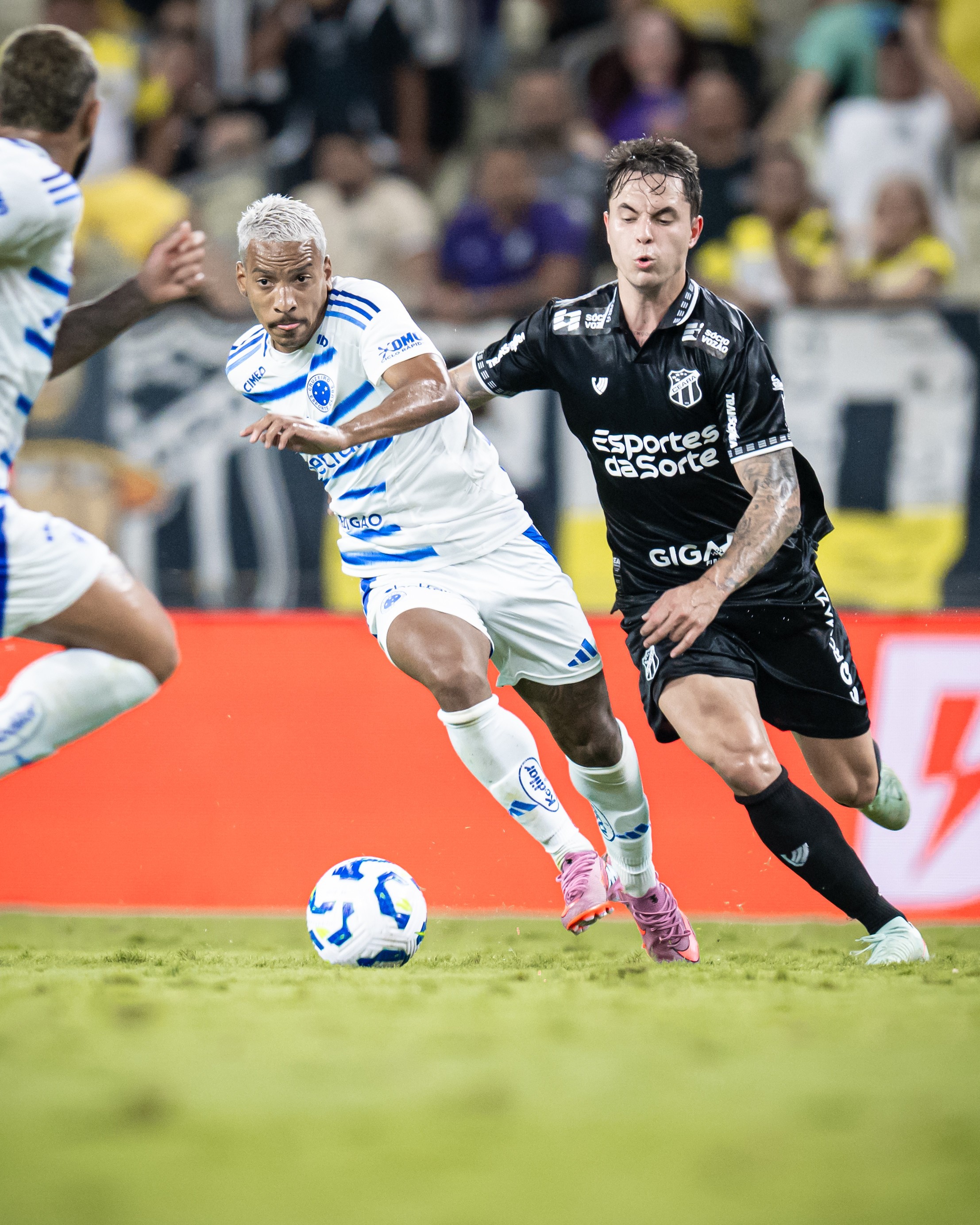 Flamengo e Cruzeiro disputam liderança no returno do Campeonato Brasileiro.