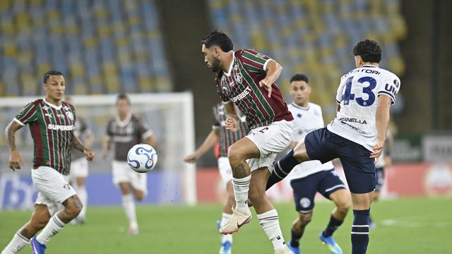 Freytes disputa bola em Fluminense x Ind. Rivadavia