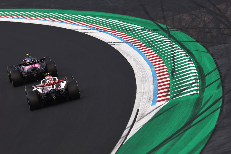 Bearman tenta ultrapassar Colapinto no Japão; piloto sofreu forte acidente pouco depois — Foto: Alastair Staley/LAT Images