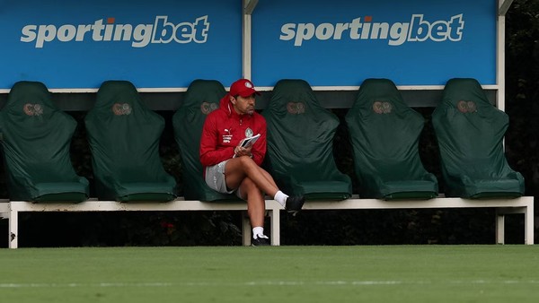 Saiba quem assume a vaga de Vitor Roque no ataque do Palmeiras?