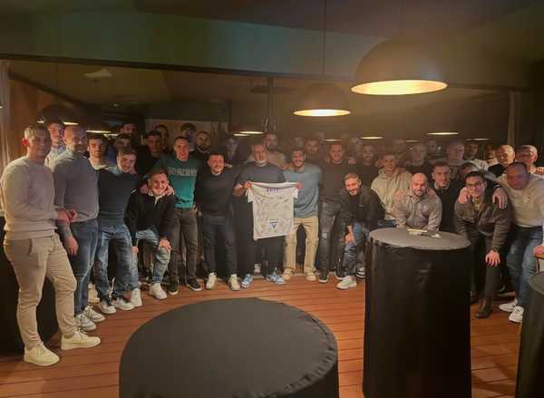 ida de José Boto para o Flamengo é celebrada pelos jogadores do Osijek.