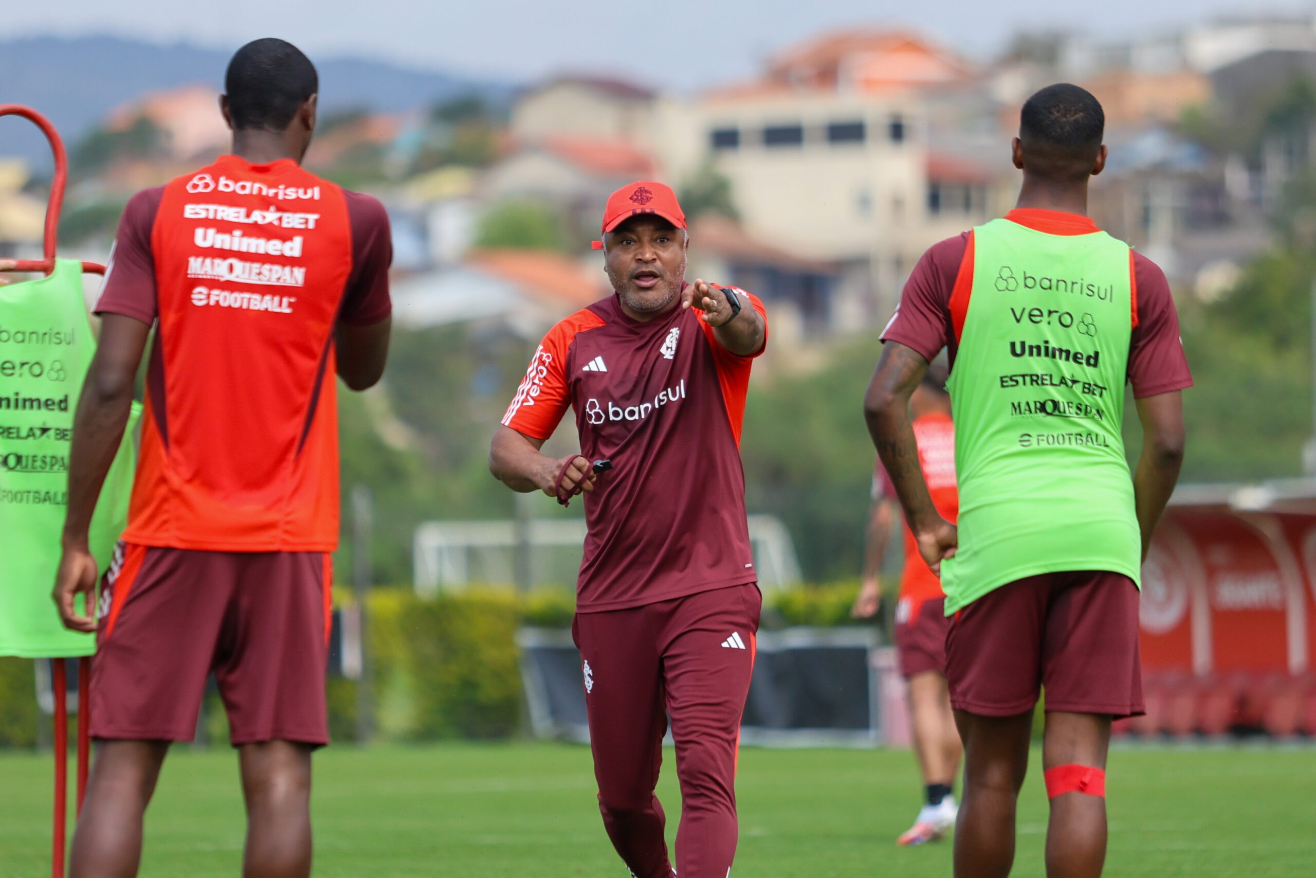 Roger completa 10 jogos pelo Inter com 46% de aproveitamento e vê ...