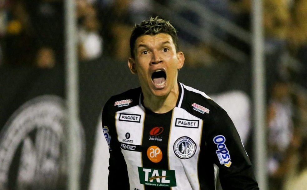 Júnior Viçosa, atacante do ASA, comemora gol no Brasileiro — Foto: Ailton Cruz