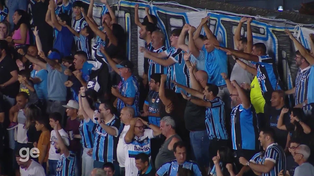 Erro crucial de João Lucas e falha bizarra do goleiro custam caro ao Grêmio.