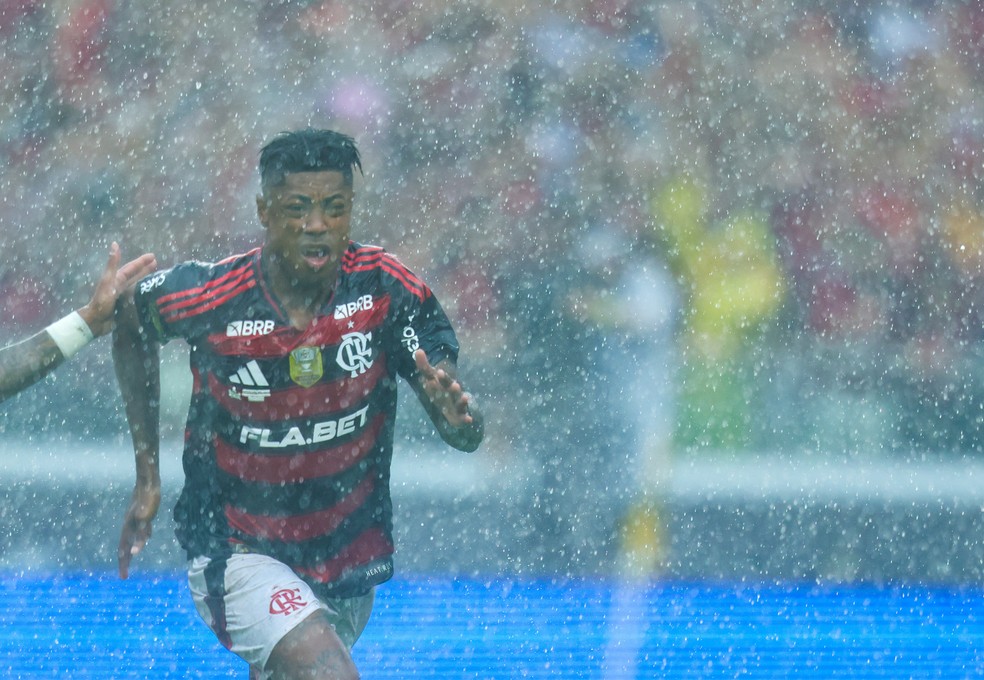 Bruno Henrique comemora um de seus gols na vitória sobre o Botafogo — Foto: Fernando Torres/AGIF