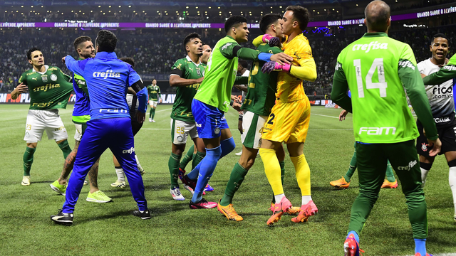 Donelli e Veiga durante confusão de Palmeiras x Corinthians