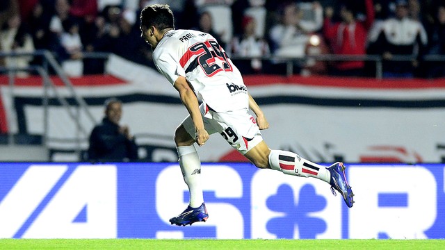 Pablo Maia comemora gol do São Paulo contra Athletico-PR