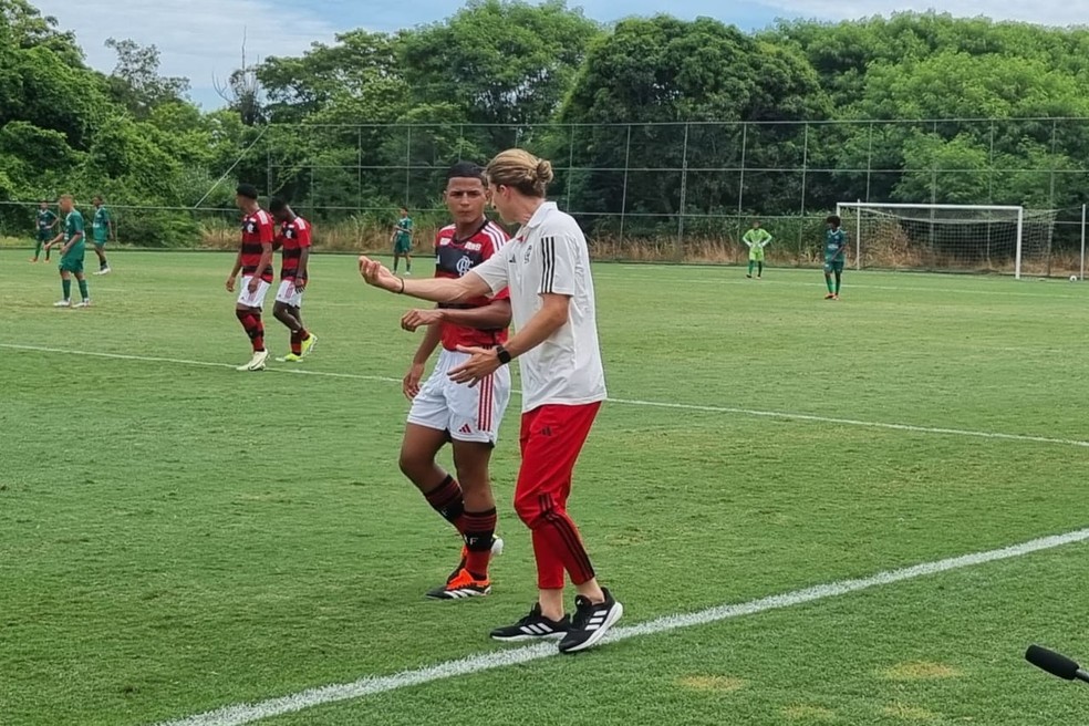 Filipe Luís em estreia como treinador no sub-17 do Flamengo