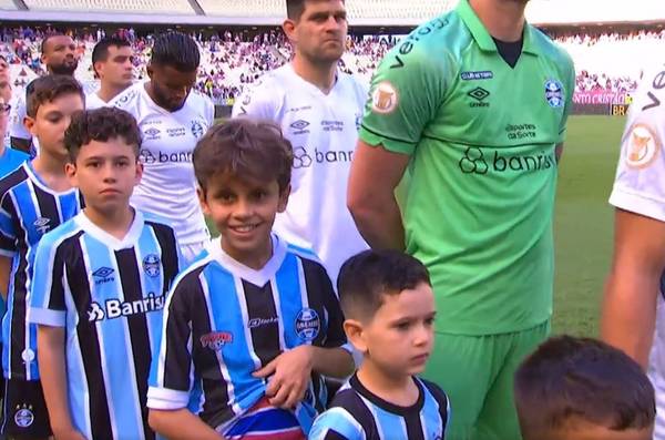 Menino entra com time do Grêmio, mas mostra camisa do Fortaleza por baixo; veja o vídeo