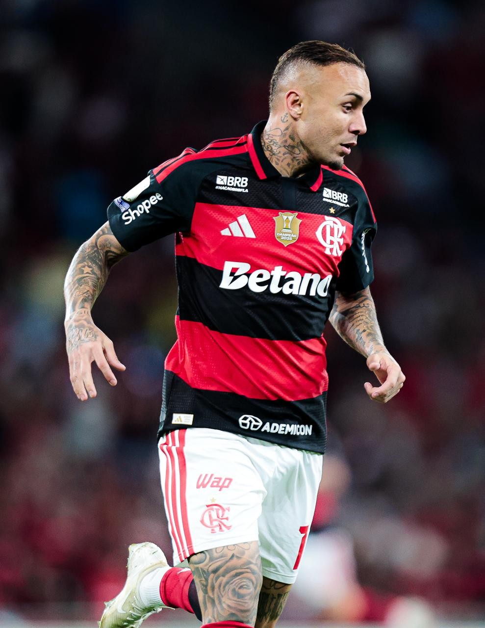 Cebolinha entrando em campo pelo Flamengo no Maracanã