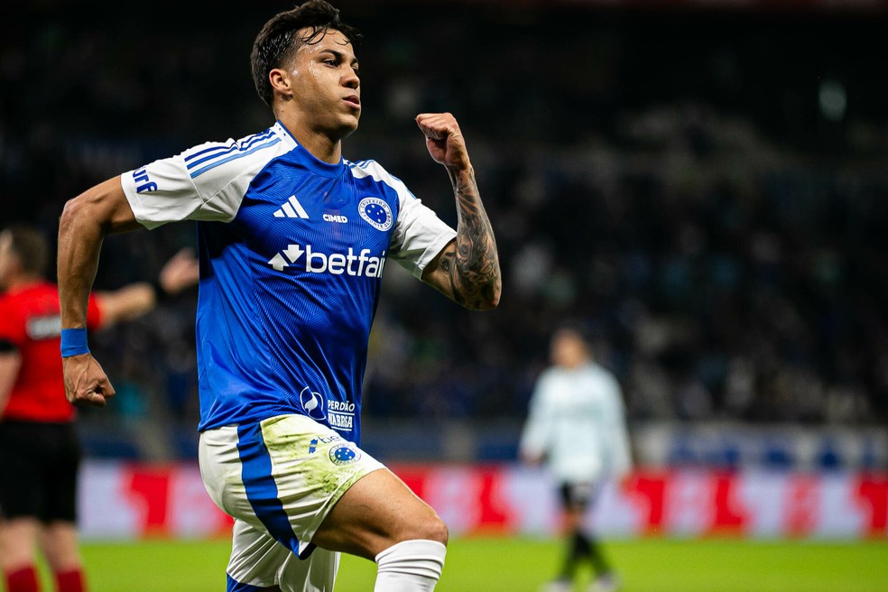 Kaio Jorge fecha turno como melhor jogador do Cartola 2025 — Foto: Fernando Moreno/AGIF