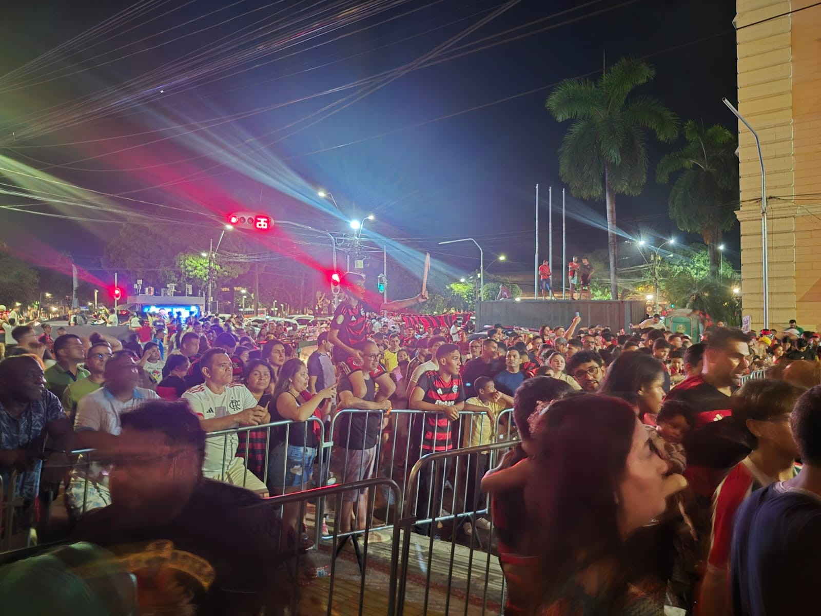 Flamengo chega a Belém com festa, e jogadores vão ao encontro da torcida