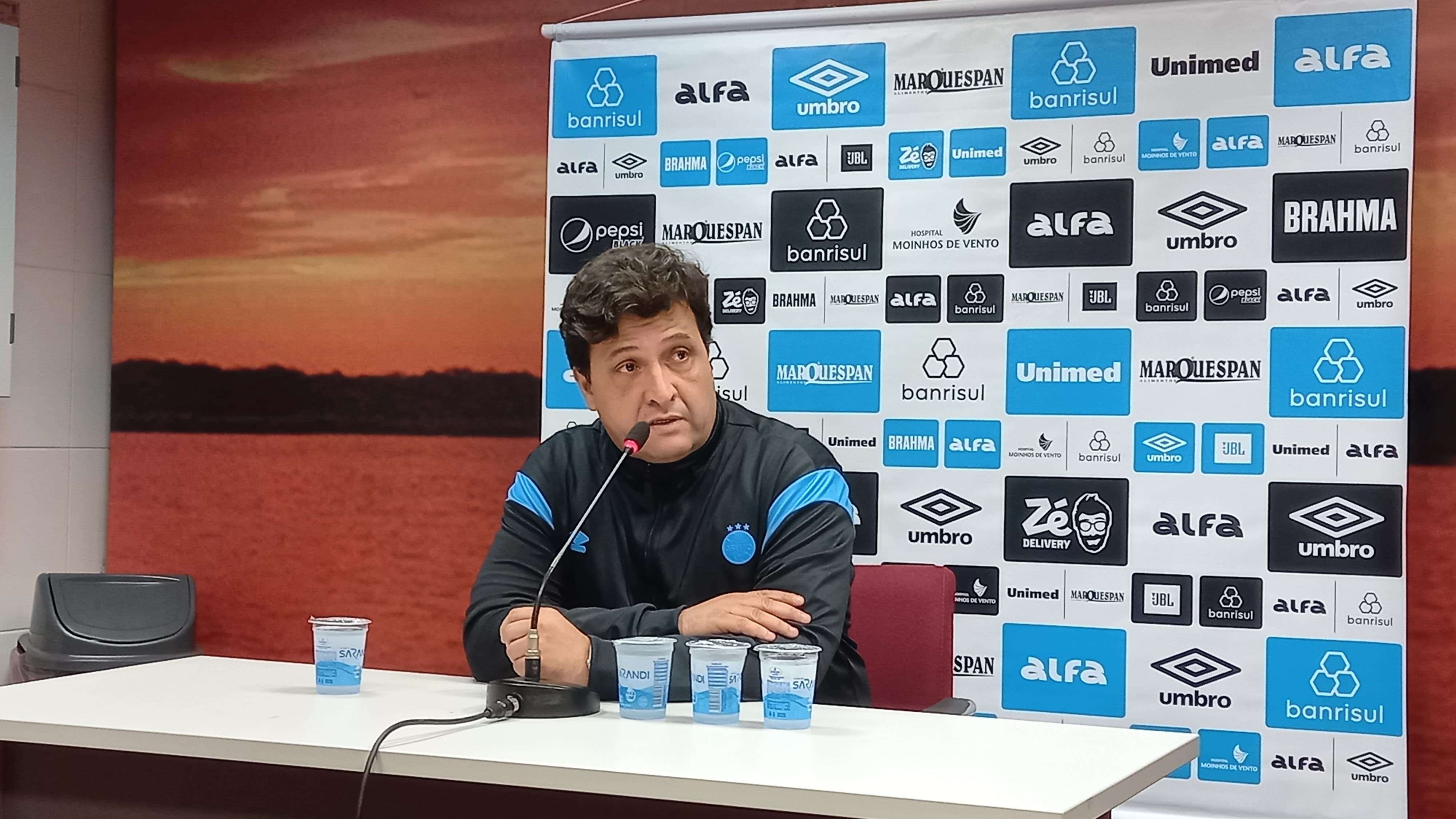 Presidente do Grêmio elogia Inter, mas critica arbitragem na partida importante.