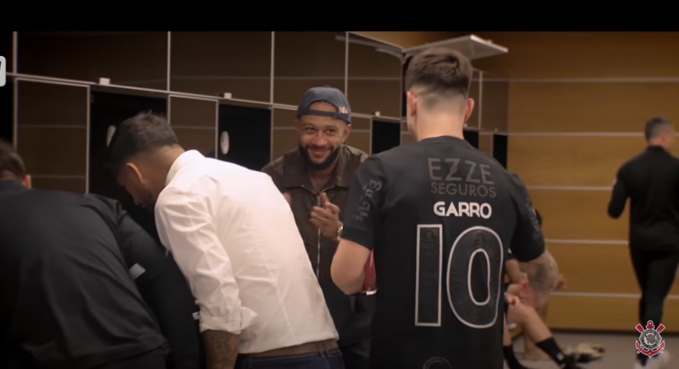 Memphis Depay aplaude Rodrigo Garro depois de Corinthians x Vasco