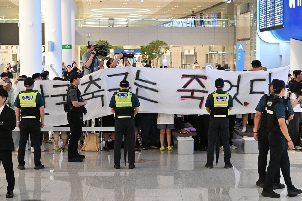 Manifestantes em aeroporto da Coreia do Sul após eliminação do país na Copa do Mundo