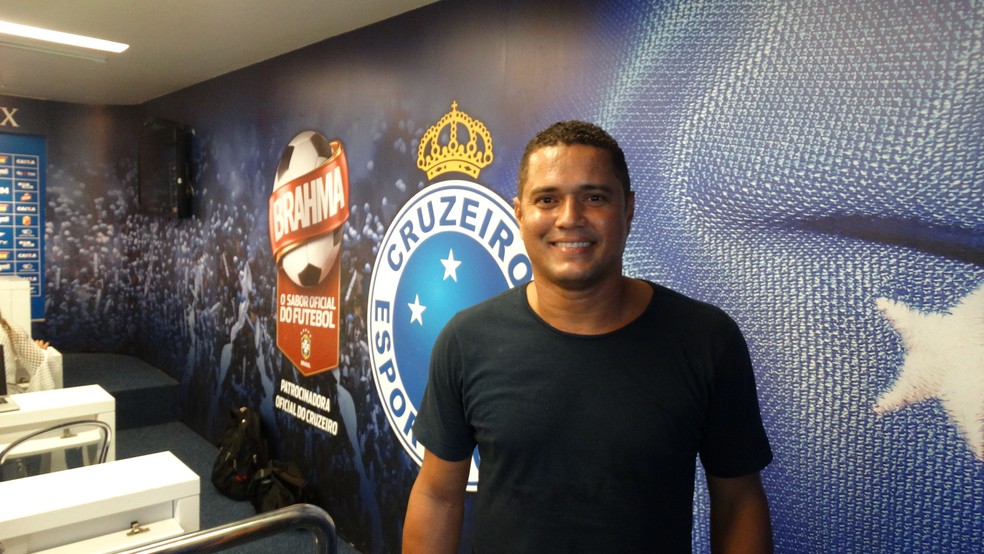 Marcelo Ramos, ídolo do Cruzeiro, faz visita na Toca da Raposa II — Foto: Maurício Paulucci