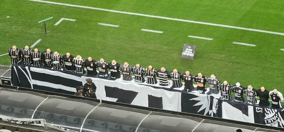 Ao do Corinthians exibindo uniformes na Neo Qumica Arena  Foto: Yago Rud