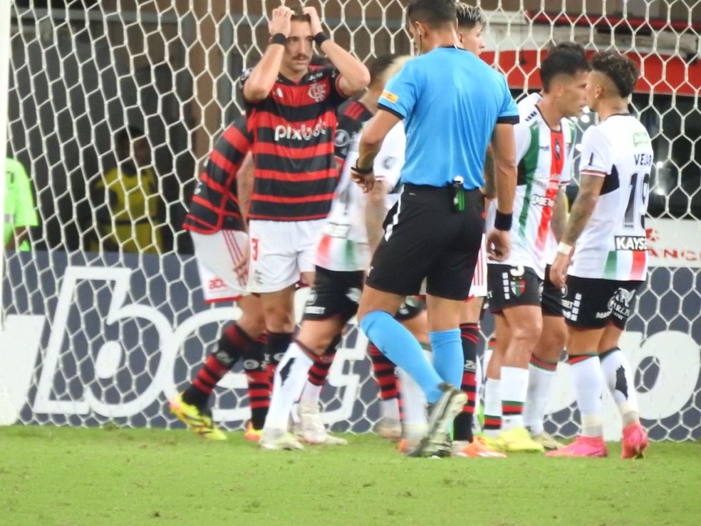 Léo Ortiz se desespera com gol perdido em Flamengo x Palestino — Foto: Fred Gomes / ge