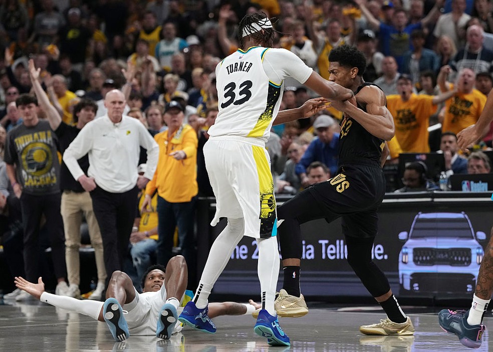 Mathurin é empurrado no chão por Hunter depois de socar rival — Foto: Dylan Buell/Getty Images