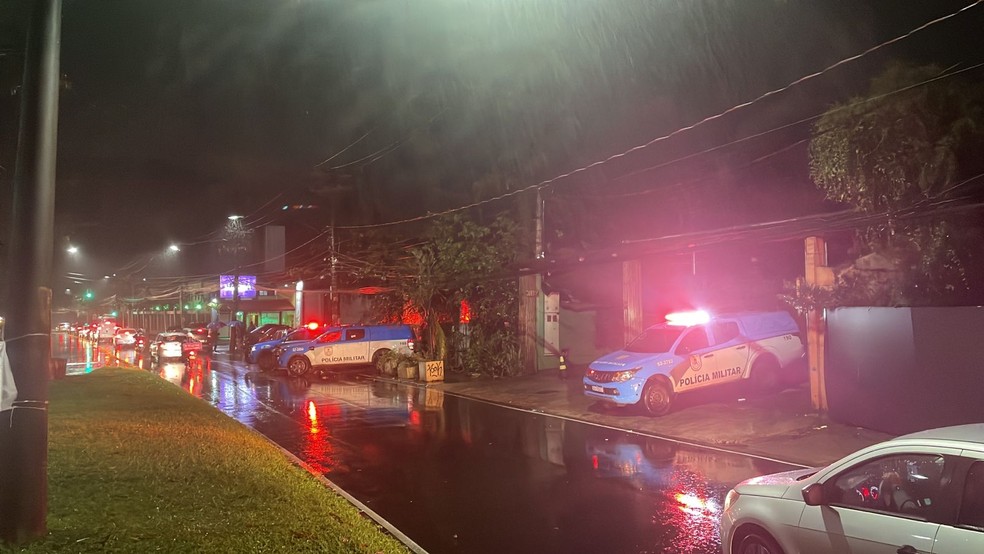Carros da polícia fazem segurança da festa de Gabigol, do Flamengo — Foto: Vinicius Rodeio